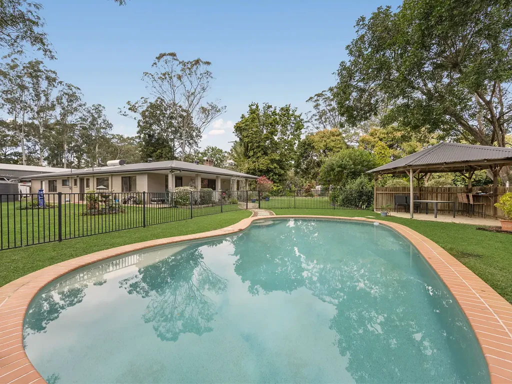 Beerwah 4房  Mountain Views, Poolside Living, and Endless Space!