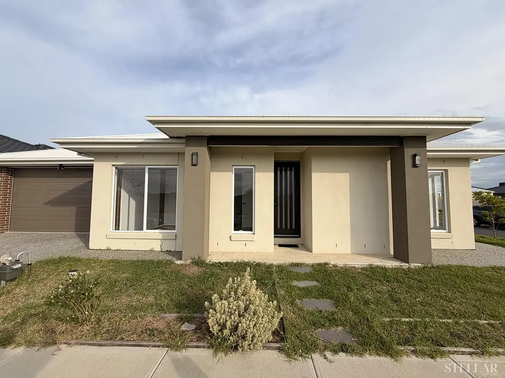 Modern Family Living in Prime Clyde Location!