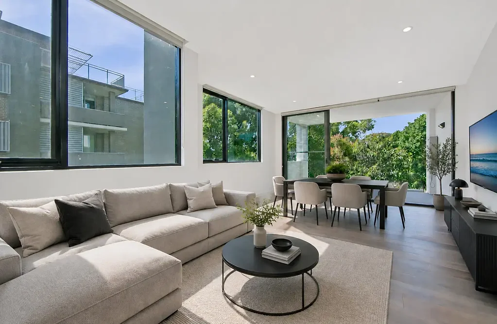 Bright & Spacious Two Bedroom Unit - Walk To Station