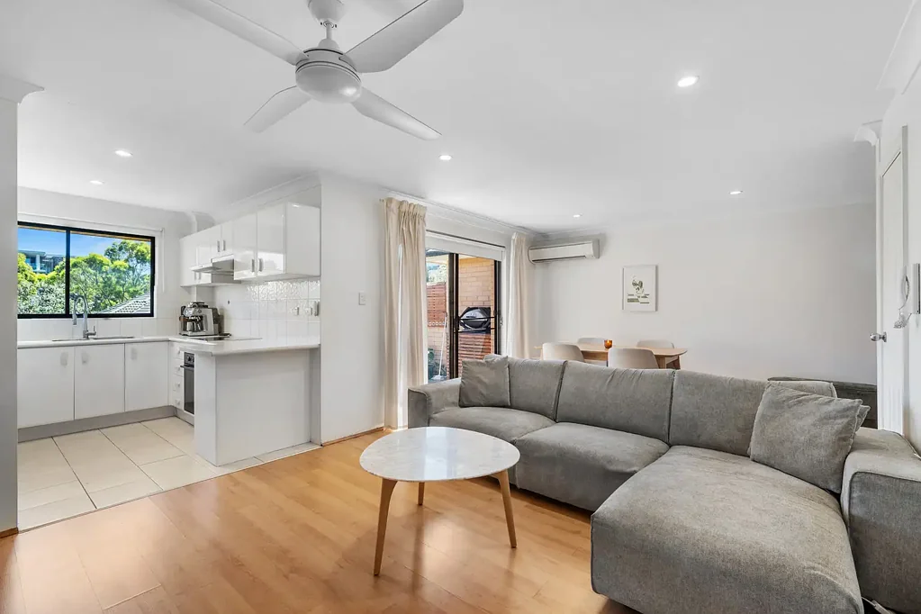 Sunny Top Floor Living