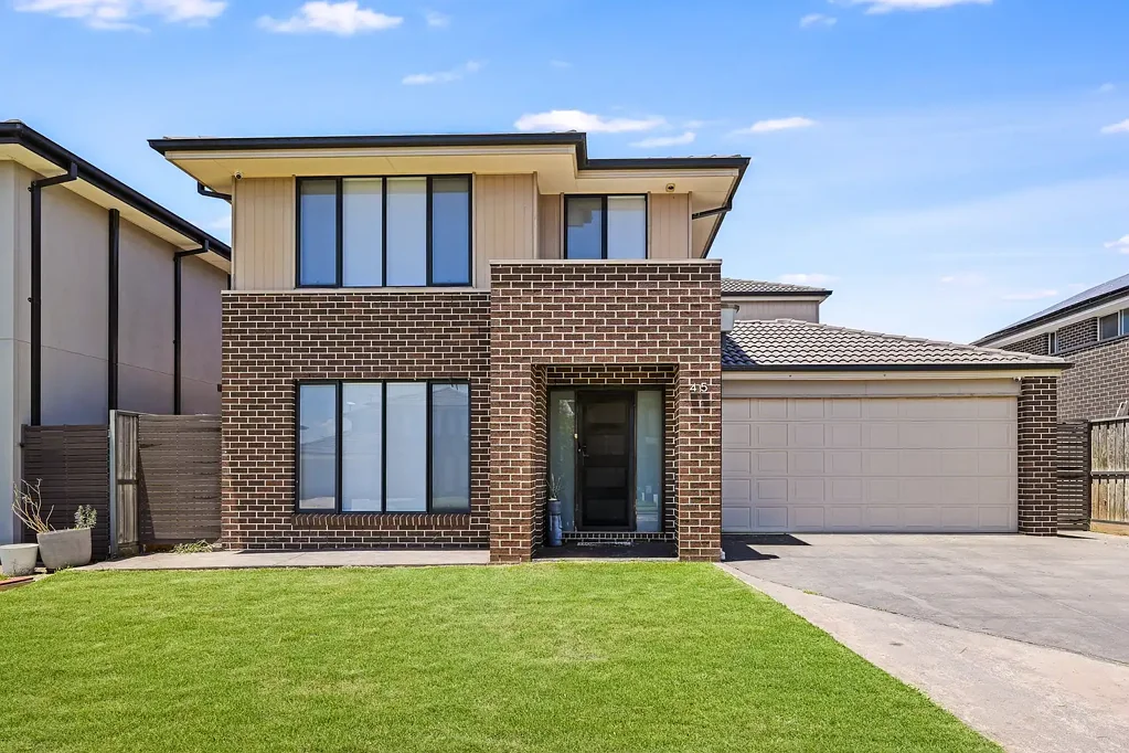 Carnes Hill 4部屋 Desirable Family Living, Built By Metricon