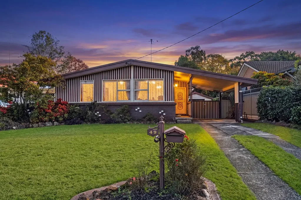 Blacktown 3房 宽敞613sqm地块 15m前沿 适合联排别墅开发 原始保养佳 步行便利设施 游泳池娱乐空间 Endless Potential on 613sqm with Poolside Family Living & Duplex Opportunity (STCA)