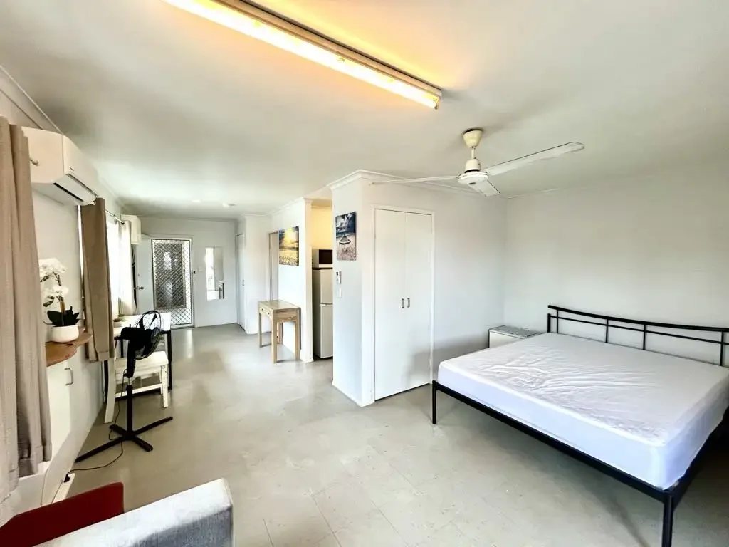 Fully Furnished Studio for Rent – Prime City Location!