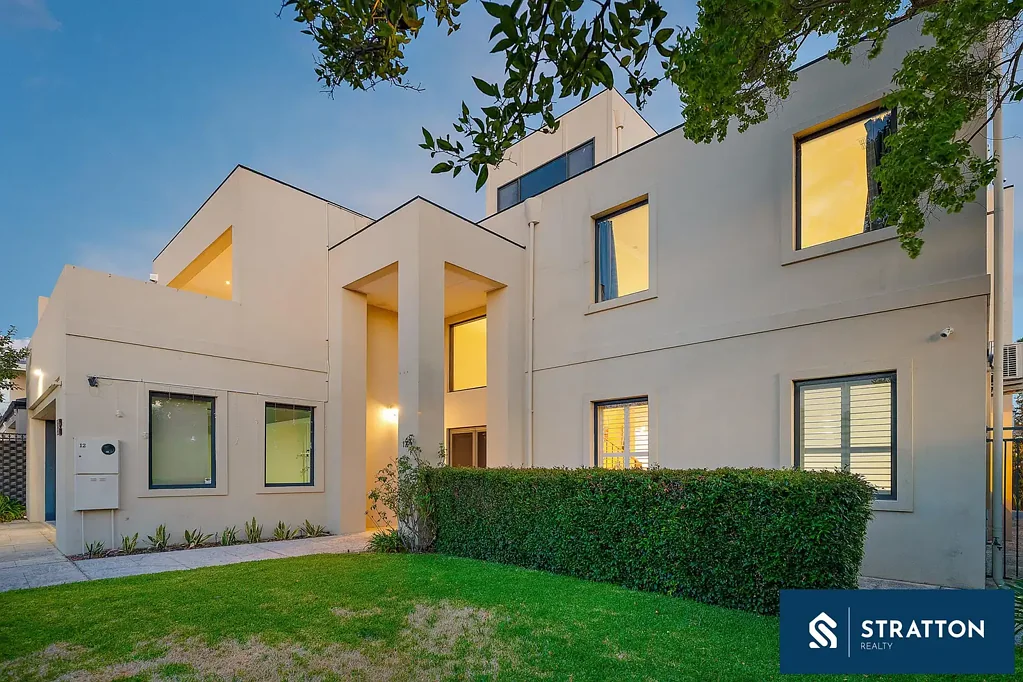 Applecross 5બેડરૂમ Tri-Level Riverside Luxury in a Prestigious Applecross Enclave