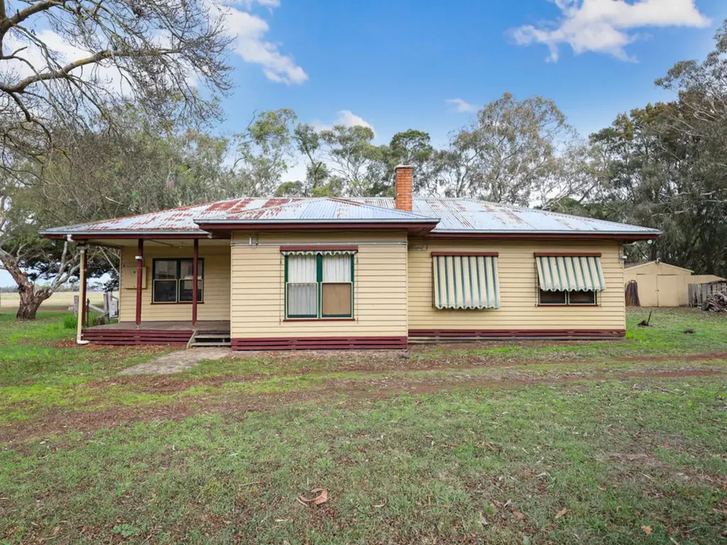 Caramut 3 Bedroom HOUSE AND BIG SHEDS ON 25 ACRES