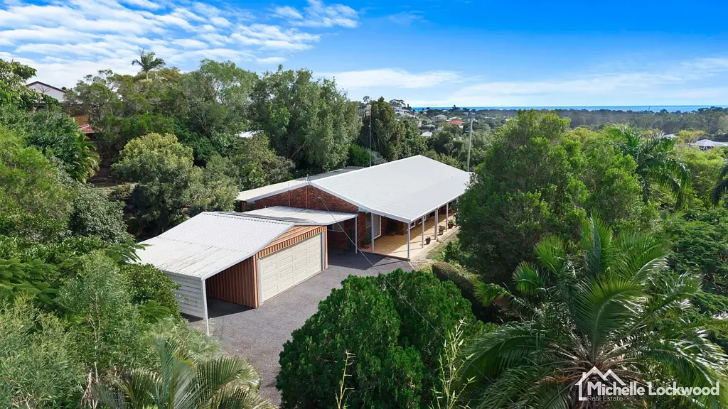 Dundowran 3房  Character-Filled Family Home on Over Half an Acre with Water Views