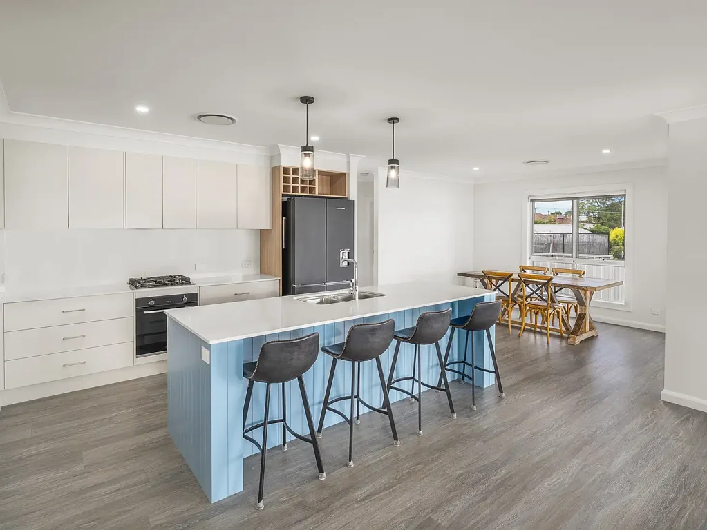 Inverell 4房  Near-New Modern Brick Home on Ross Hill