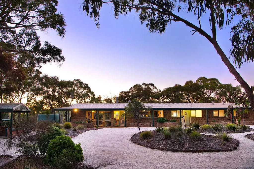 Barkers Creek 4ห้องนอน Light-Filled Brick Home with Studio on 5 Acres of Tranquil Bushland.