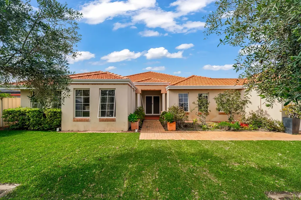 Well-Furnished Large Family Home in an Unbeatable Location - Move-In now