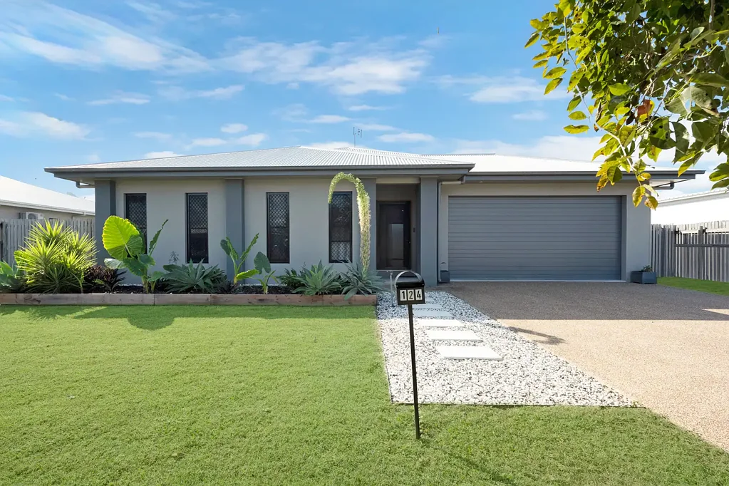 Mount Low 3房  Modern Family Living with an Impressive Shed & Side Access