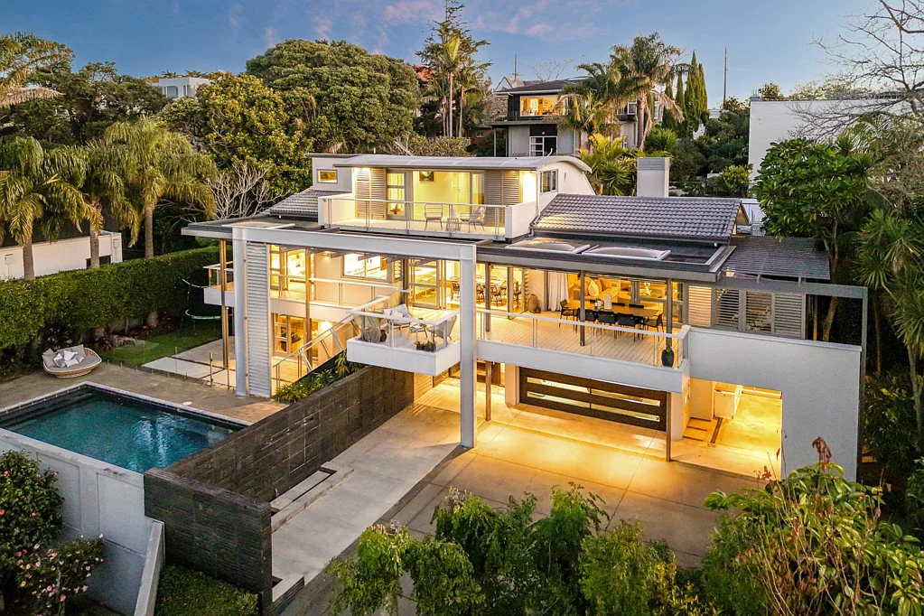 Takapuna 4房 湖畔之上，永恒优雅！非凡家庭住宅，配备恒温泳池，936㎡永久产权地块，名校环伺！ Timeless Elegance Overlooking Lake Pupuke