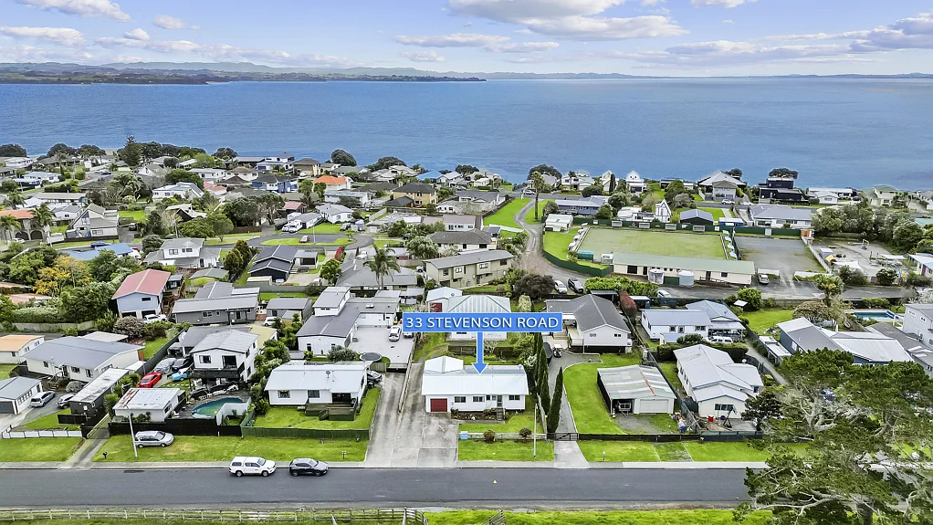 Clarks Beach 3房  3 Bed - 2 Bath with potential