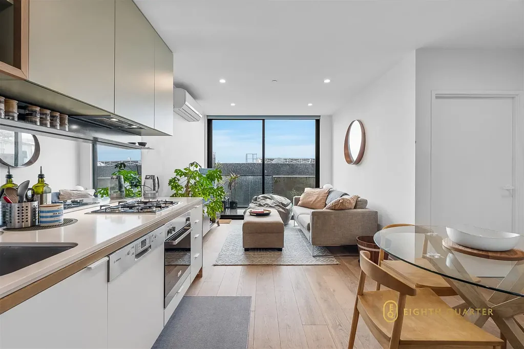 Carlton 2房 Rathdowne街地标公寓 开放式起居阳台 现代厨房高端电器 主卧带额外空间 壮丽城市景观屋顶休息室 步行Lygon街餐饮文化 Contemporary Living in the Heart of Carlton