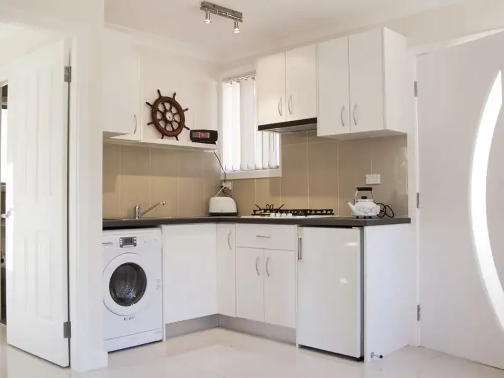 Light filled 1 bedroom granny flat