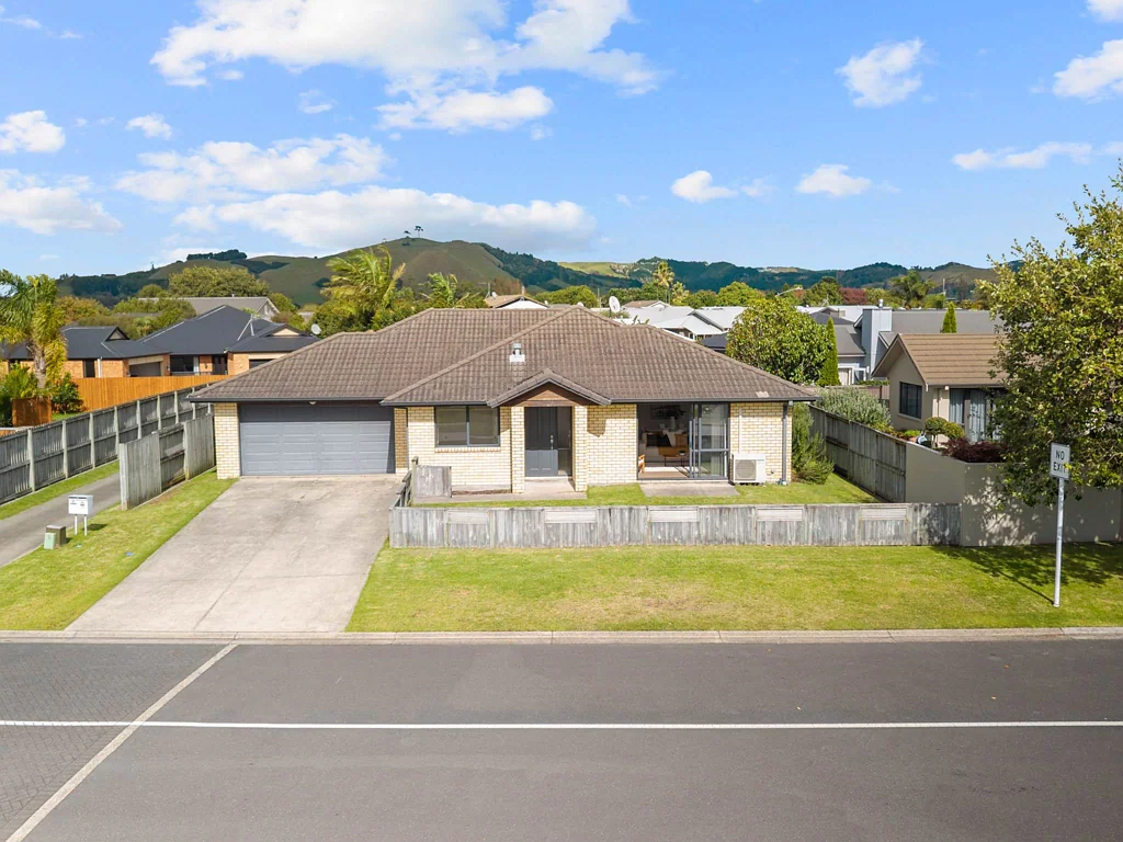 Papamoa 4房  Sunlit Spaces & Solid Construction