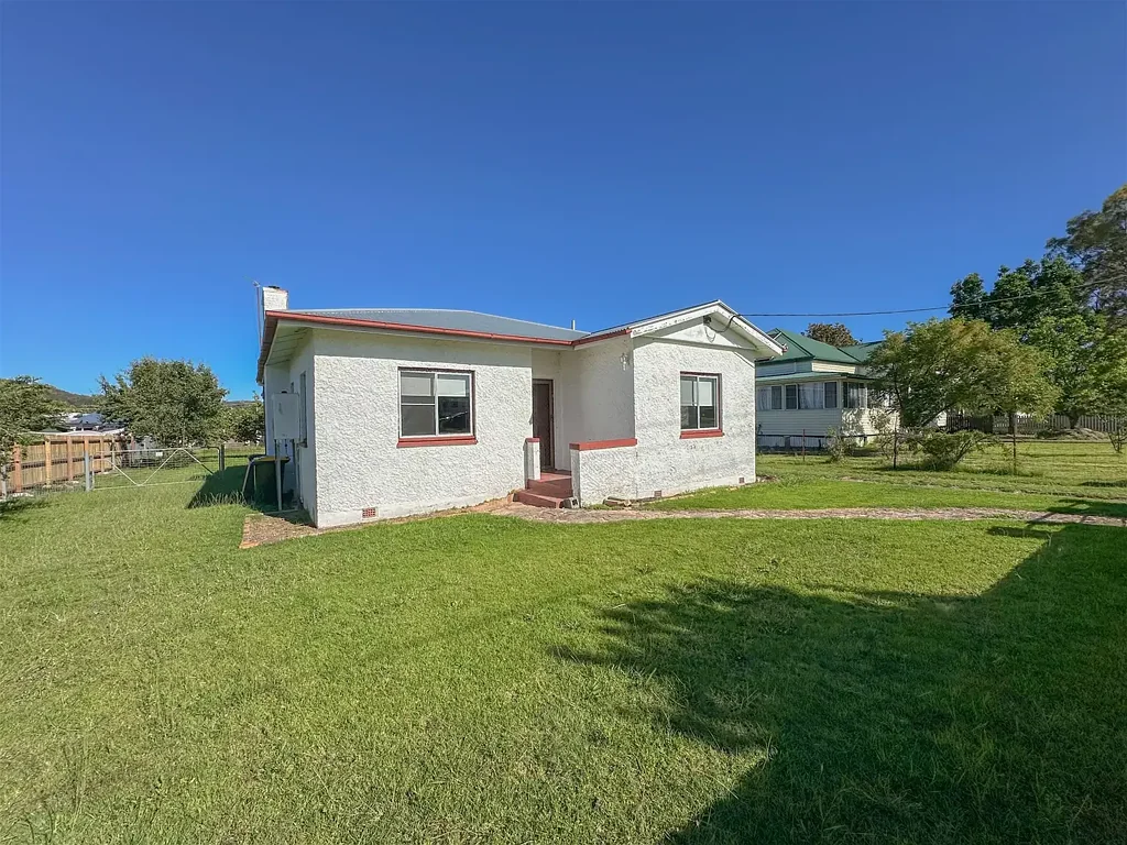 Stanthorpe 3Kwarto 3 Bedroom rendered home on large block in town - Price Reduced