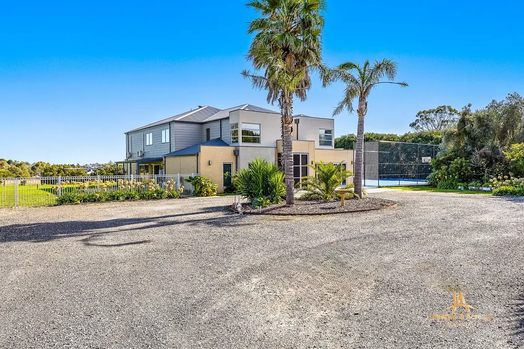 Drouin 6Moenga "Ultimate Family Living: 6-Bedroom Home with Resort-Style Pool & Large Shed"