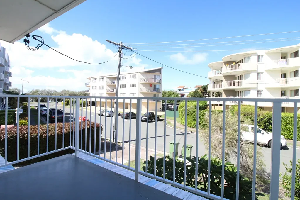 COSY TWO BEDROOM UNIT, 100M TO THE WATER!