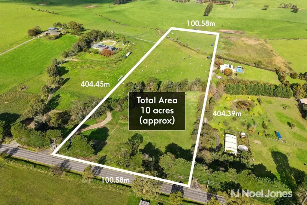 Chirnside Park 十英亩私地奢享 主电源水源已通 牧场围栏通电 干草棚安防齐备 批准住宅泳池 悠然Yarra Valley 酒庄学校近便 Ten Acres, Established, Permitted And Ready To Build