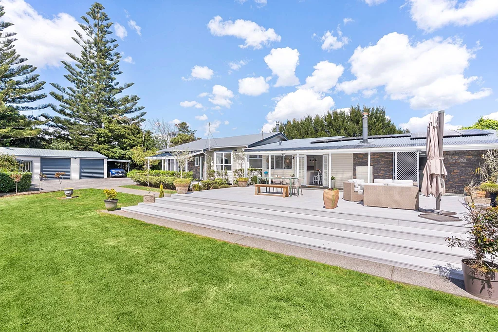 Glenbrook 4房  DELUXE LIVING – NORTH FACING DECKS –GARDEN SETTING