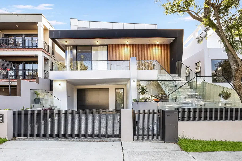 Hurstville Grove 6房 建筑杰作 6卧6卫 双车库 闪亮泳池 现代厨房 高端石材 地段优越 Double Brick Luxurious Family Living in Prestigious Hurstville Grove