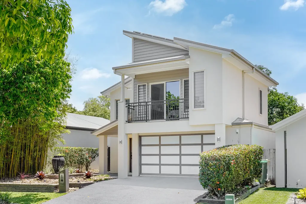 North Lakes 3部屋 Life has its ups and downs - and this North Lakes showpiece comes with a lift, a mineral pool and a luxury sauna to make the ride worth it!