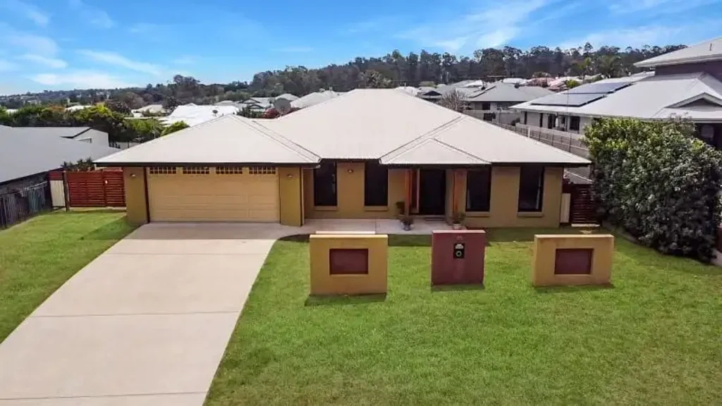 Kingaroy 4ਬੈੱਡਰੂਮ EXCLUSIVE AGENCY.  Modern rendered 4 bedroom home with loads of extras in desirable street.
