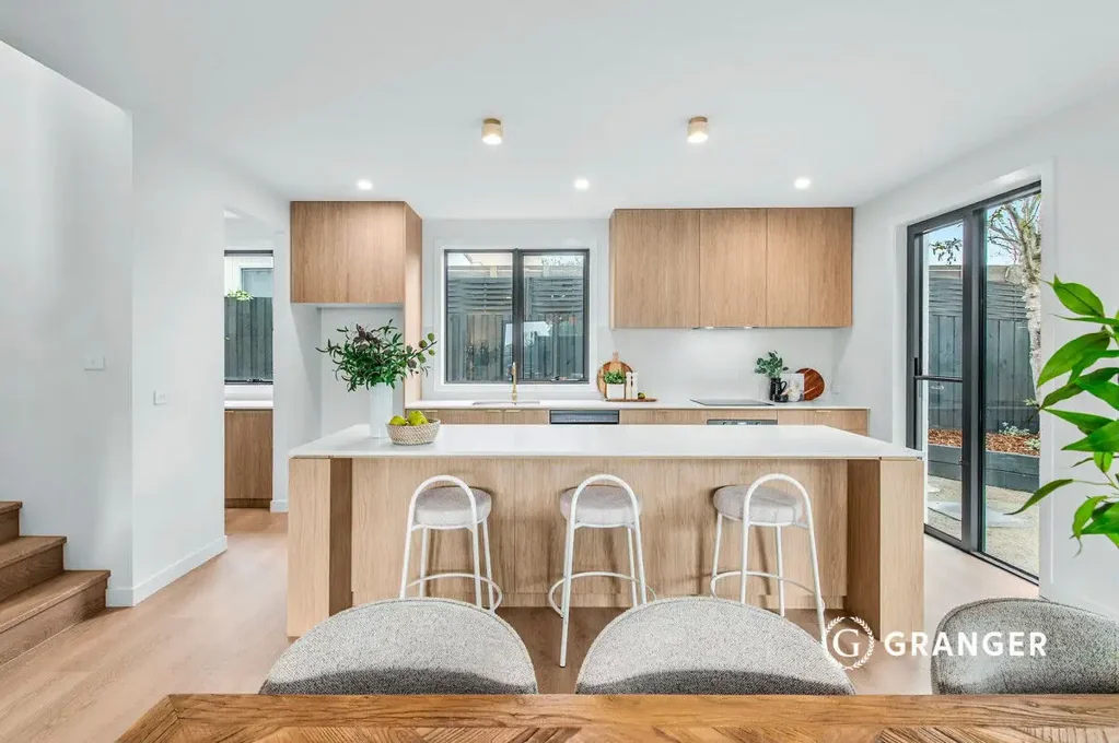 Rosebud 3房 海滨度假屋 新建筑师设计 现代精致 海滨生活方式 景观花园环绕 温暖宁静氛围 靠近Rosebud Plaza 高端电器 步入式食品储藏室 中央岛台 大型玻璃滑门 私密宁静户外环境 豪华主套房 步入式衣帽间 套间浴室 次级生活区 海湾景观 双区反向循环供暖Merit高端地板 双层玻璃 蓝石入口 Luxury Living by the Bay
