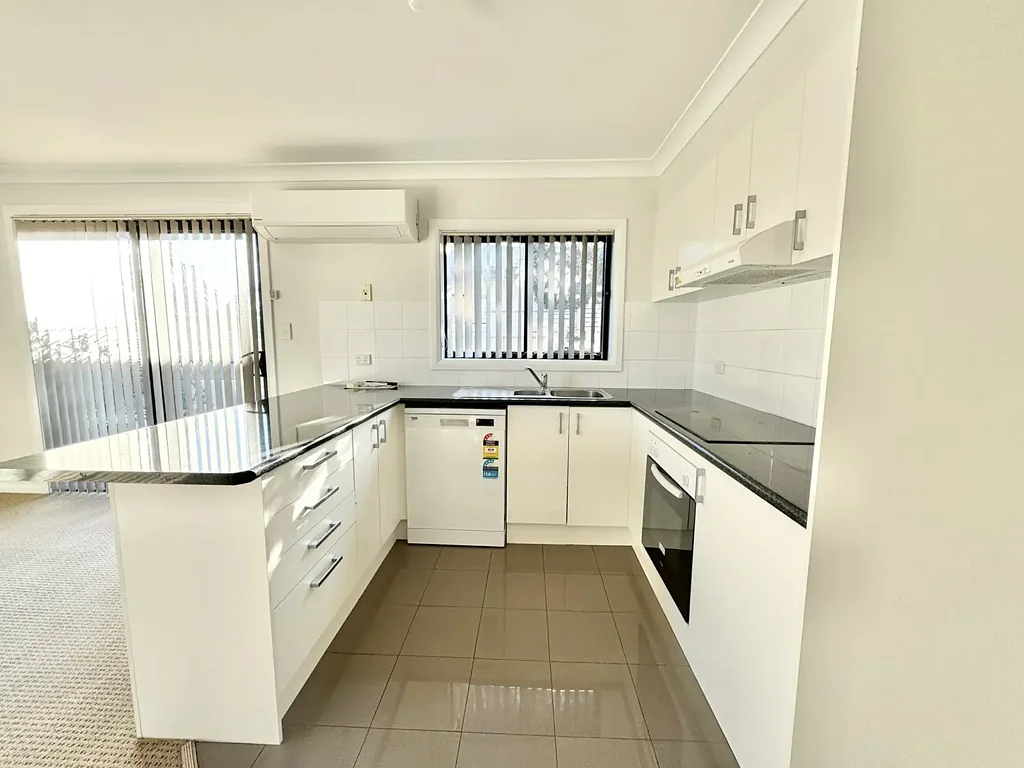MODERN VILLA - CLOSE TO SHOPS, SCHOOLS & BEACH