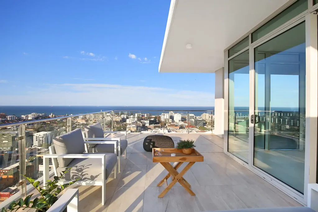 Wollongong 3 Bedroom Wraparound Views & Luxury Living
