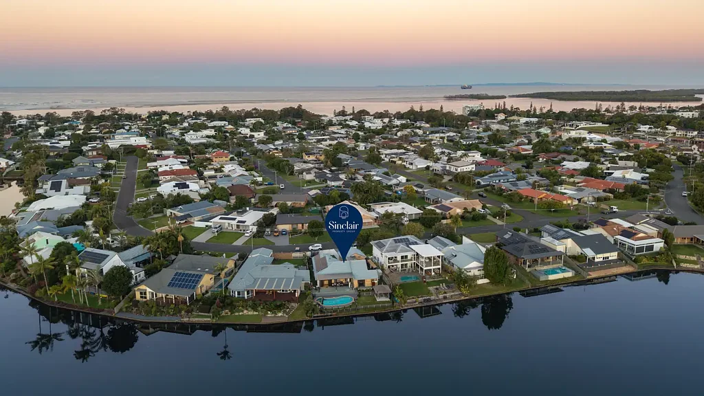 Pelican Waters 4房  Waterfront Living With Stunning Lake Views