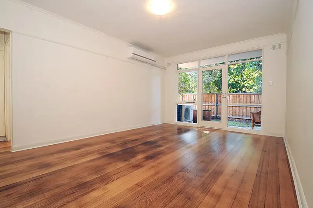 Attractive Renovated Large 2 Bedroom Apartment