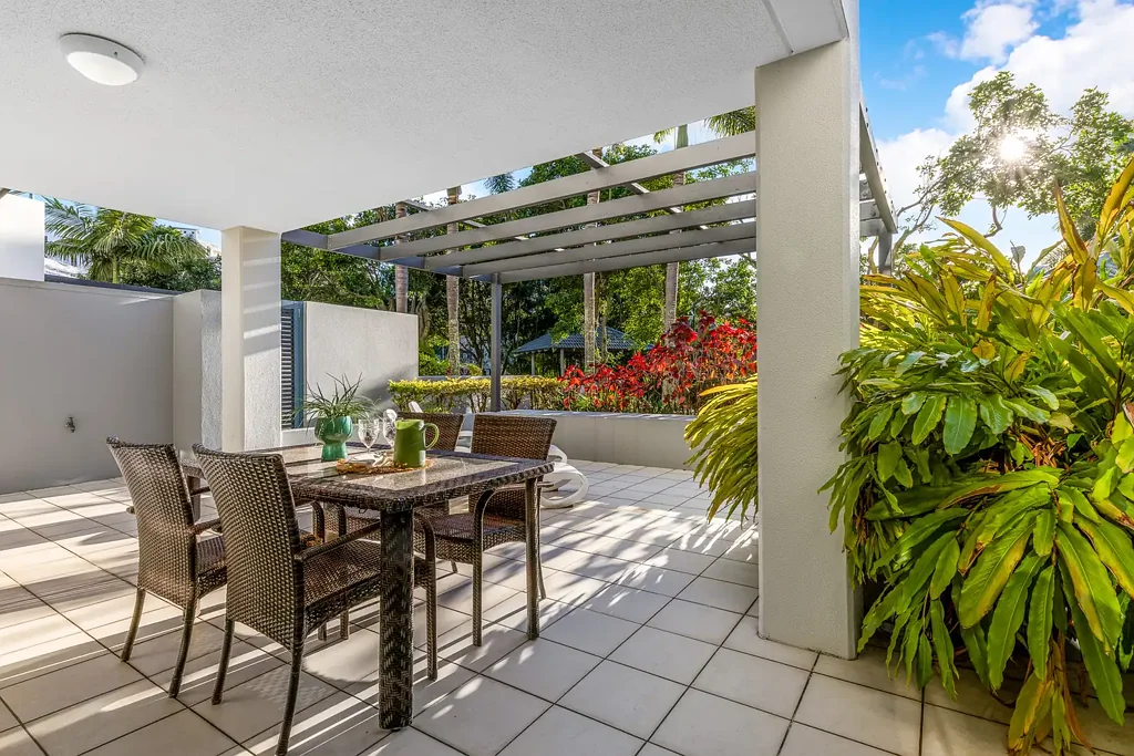 Alexandra Headland 3 Bedroom Spacious Ground Floor Beachside Apartment