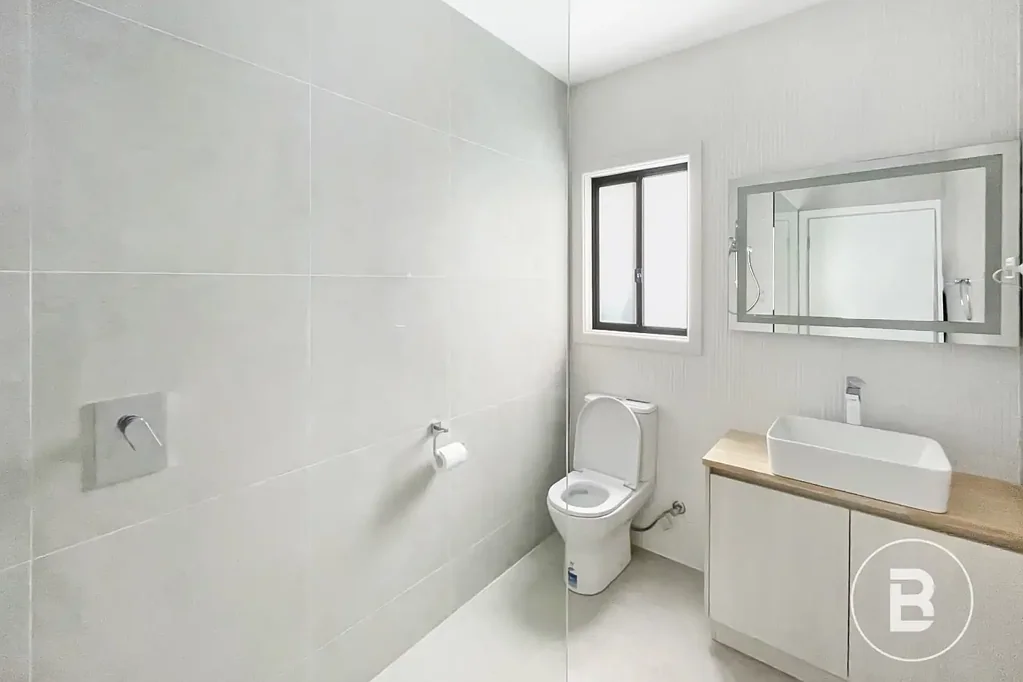 FULLY RENOVATED MODERN THREE BEDROOM WALKING DISTANCE TO AMENITIES