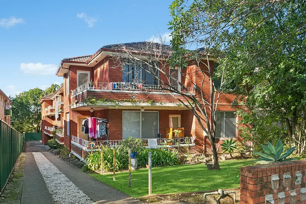 Homebush West 2 Slaapkamer Move-in ready and presented in as-new condition, Stunning Ivory Oak hybrid flooring, fresh Dulux paint throughout