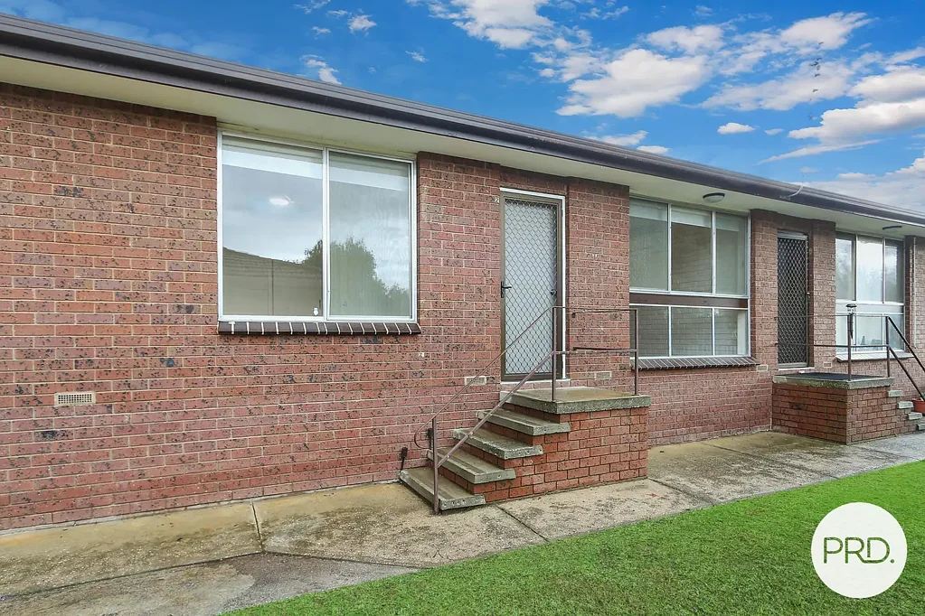 EASY CARE UNIT IN PRIME EAST ALBURY LOCATION!