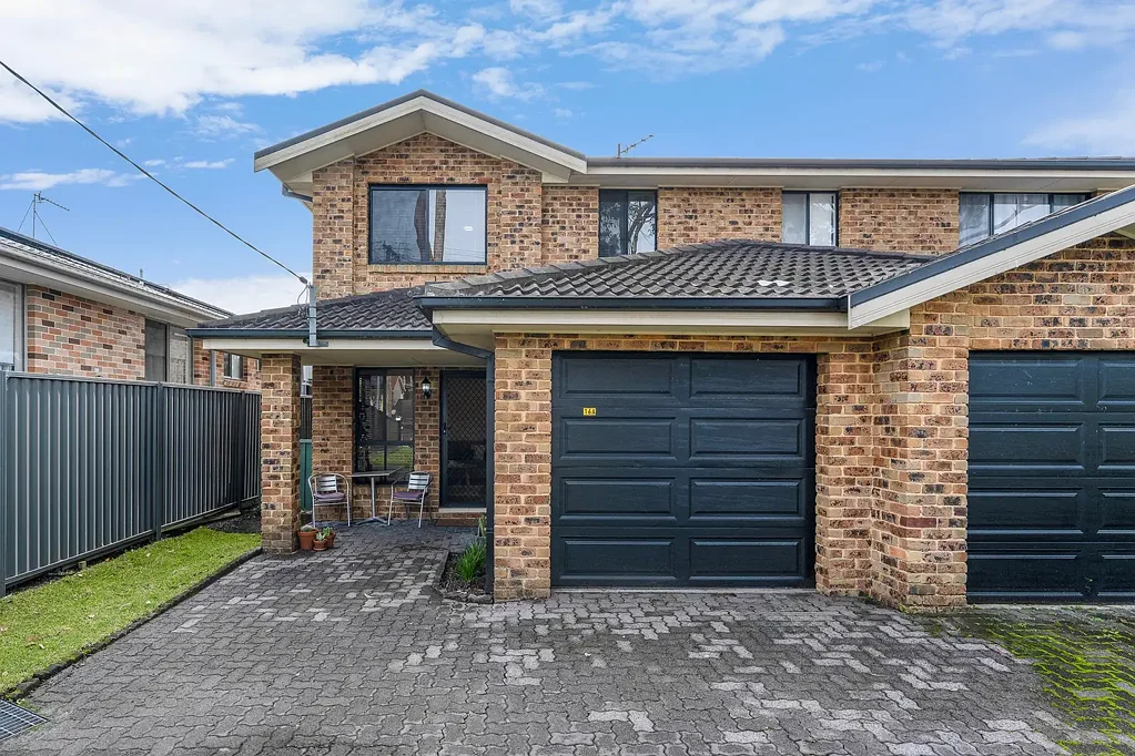 Mannering Park 3غرفة نوم Torrens Title 3 Bed Duplex with North Facing Rear Yard