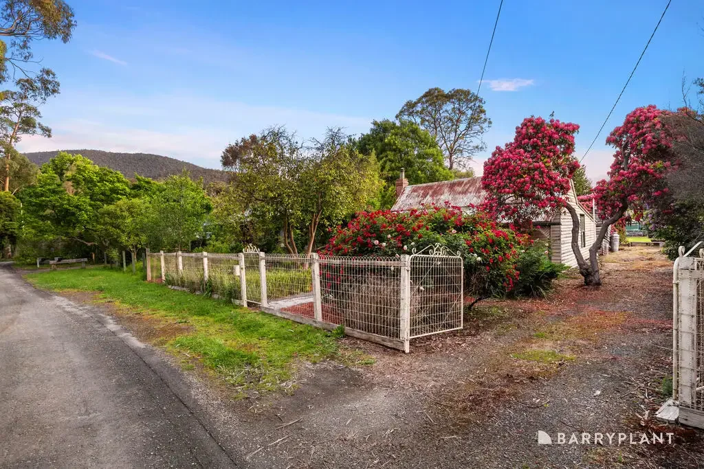 Millgrove 2Zimmer Original Cottage with Oodles of Charm on the River in the Best Street of Millgrove!