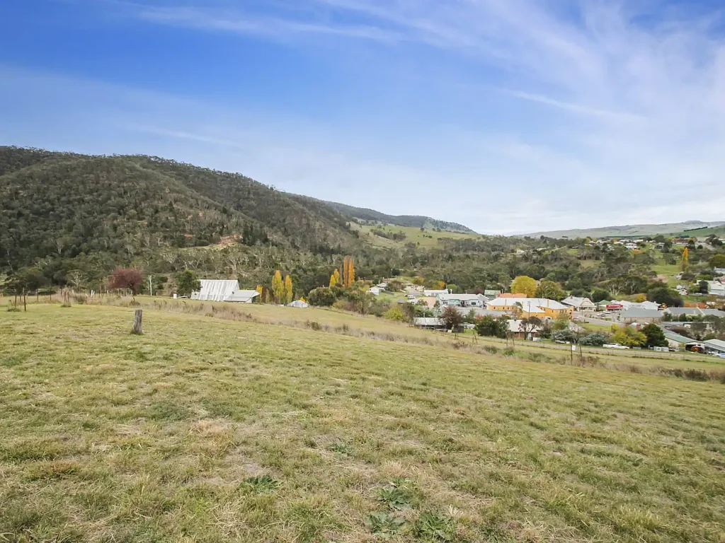 Omeo OVERLOOKING OMEO