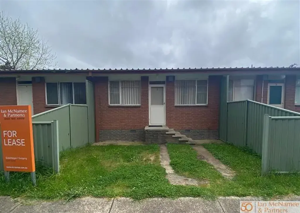 ONE BEDROOM UNIT WITH PRIVATE COURTYARD!