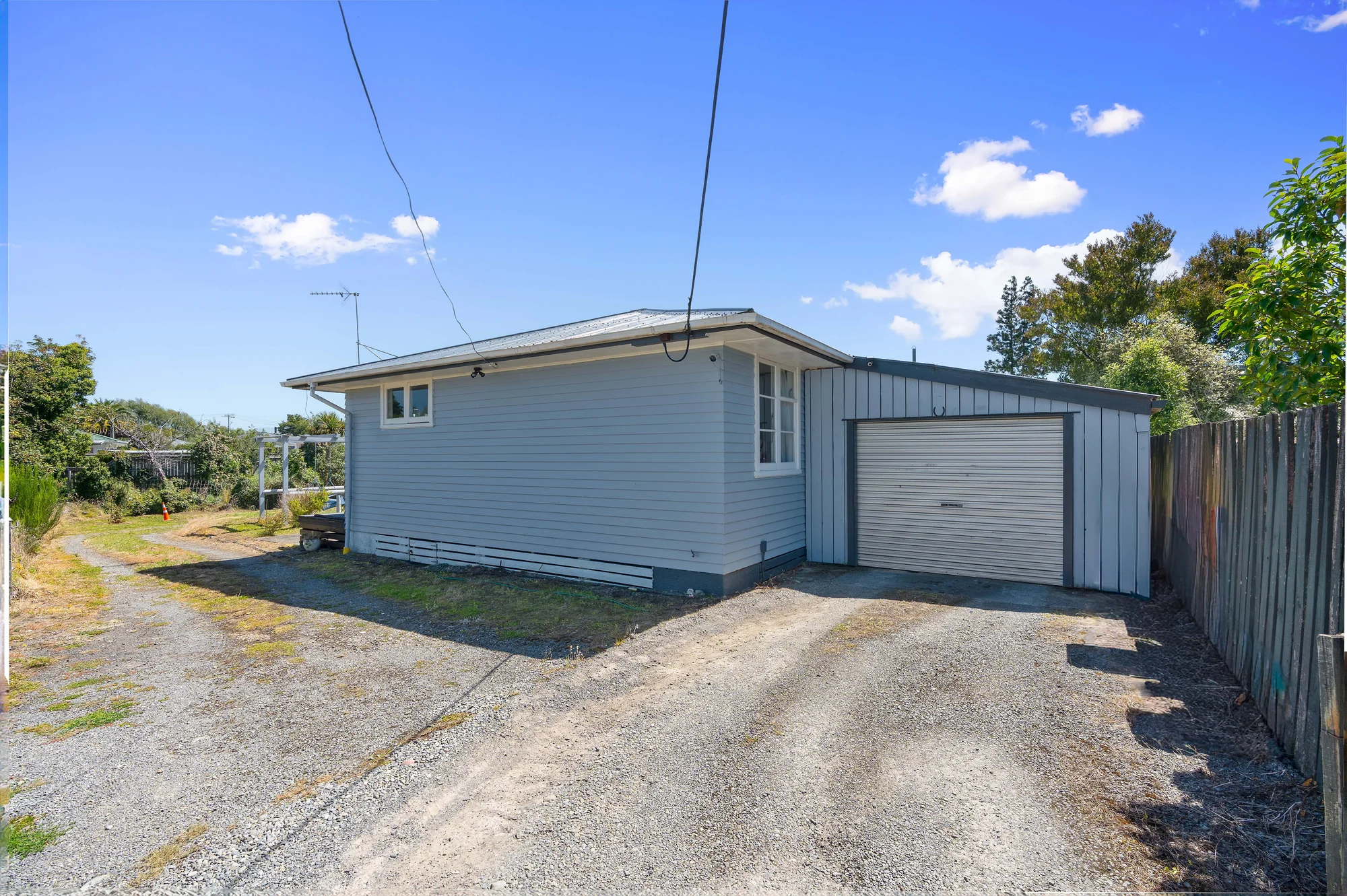 Lansdowne 4Kwarto Substantial Land, Solid 1960s Living