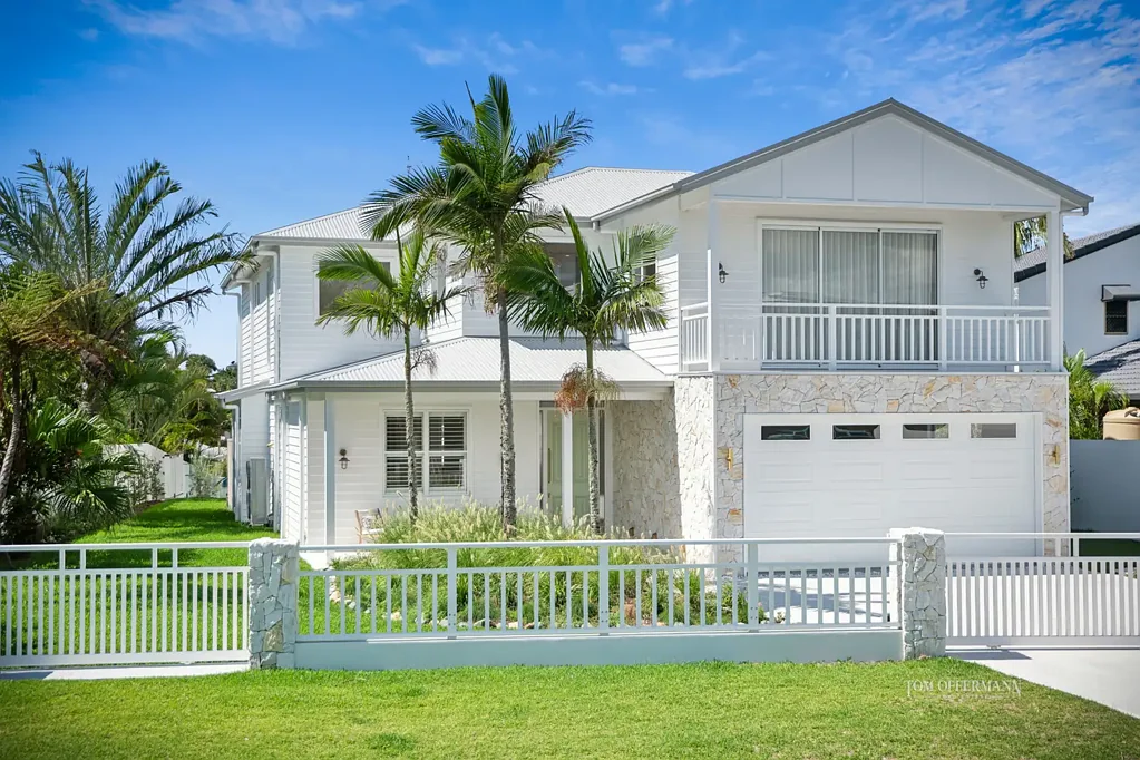 Sunrise Beach 5 Bedroom Alluring Sparkling New Sunrise Surprise; Awash With Coral Sea & Coastal Views