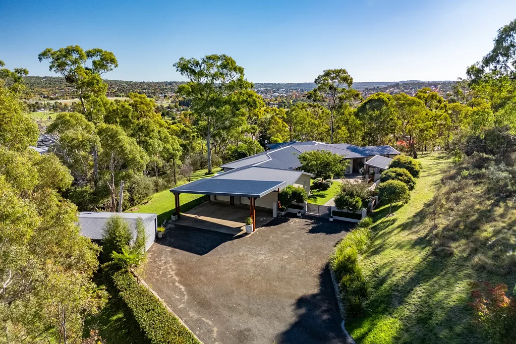 Armidale 4chambre Sophisticated Family Living Elevated By Space, Style, and Sweeping Valley Views