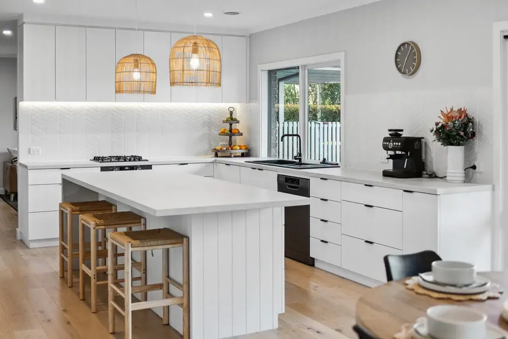 Langwarrin 3房 现代优雅翻新 优质装修宽敞 采光充足起居 双石材岛台 业主套房奢华 3米步入式衣柜 双车库低维护 Woodlands学区便利 Sophisticated Family Luxury in the Heart of the Woodlands Zone