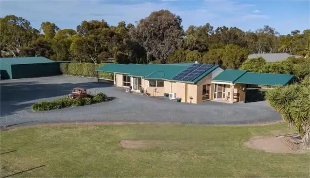 Echuca 3ห้องนอน Murray River Lifestyle Property with 3/4 BR Home set on 1.5 Acres Just 15 Minutes from Echuca