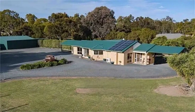 Echuca 3chambre Murray River Lifestyle Property with 3/4 BR Home set on 1.5 Acres Just 15 Minutes from Echuca