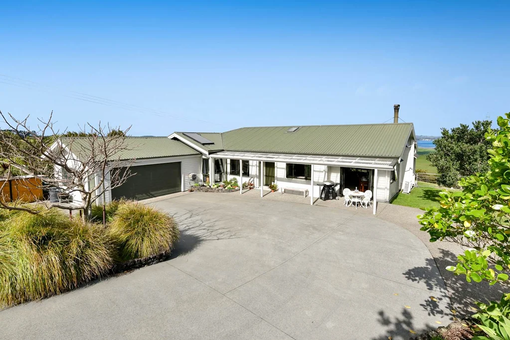 Kaukapakapa 4房  Bathed in Sunshine Expansive Kaipara Harbour Views