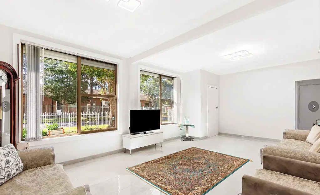 Full renovated house 4 bedroom 2 bathroom with close garage and more car space in very good location