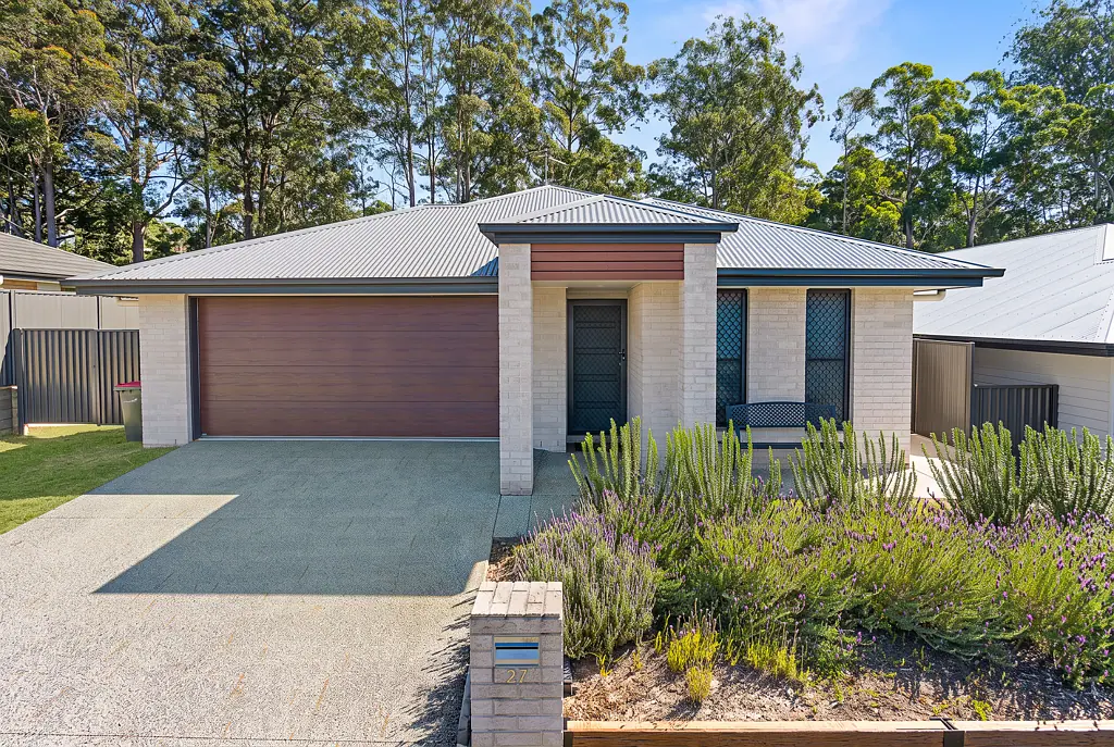 Woodford 4房 准新单层住宅，带侧面通道 NEAR NEW LOWSET HOME WITH SIDE ACCESS