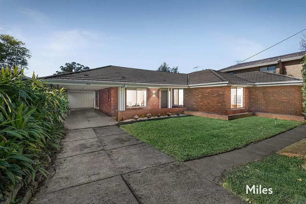 Heidelberg 4 Bedroom Stylishly Updated Near Parkland & Burgundy Street